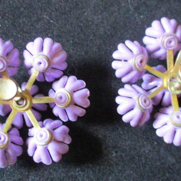 Vintage UnbrandedPlastic Lilac Purple Flowers and Rhinestones Screwback Earrings - Picture 2 of 2